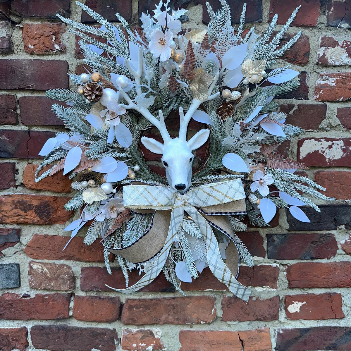 “Faline” deer head wreath. With removeable bow. Magical White,bronze & beige accents
