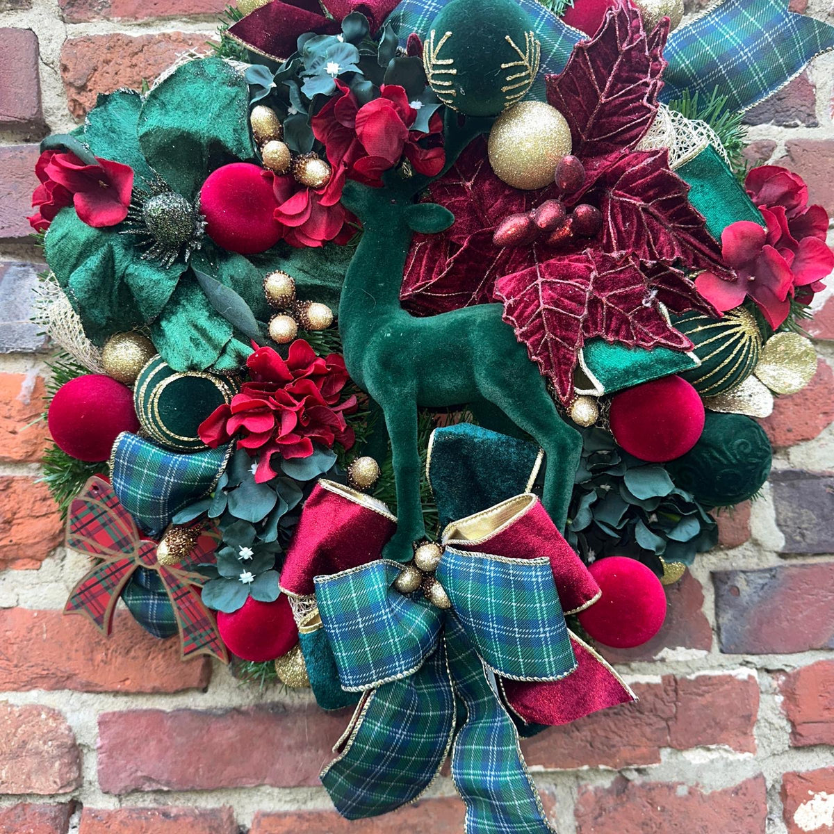 Bert velvet deer burgundy & green traditional wreath