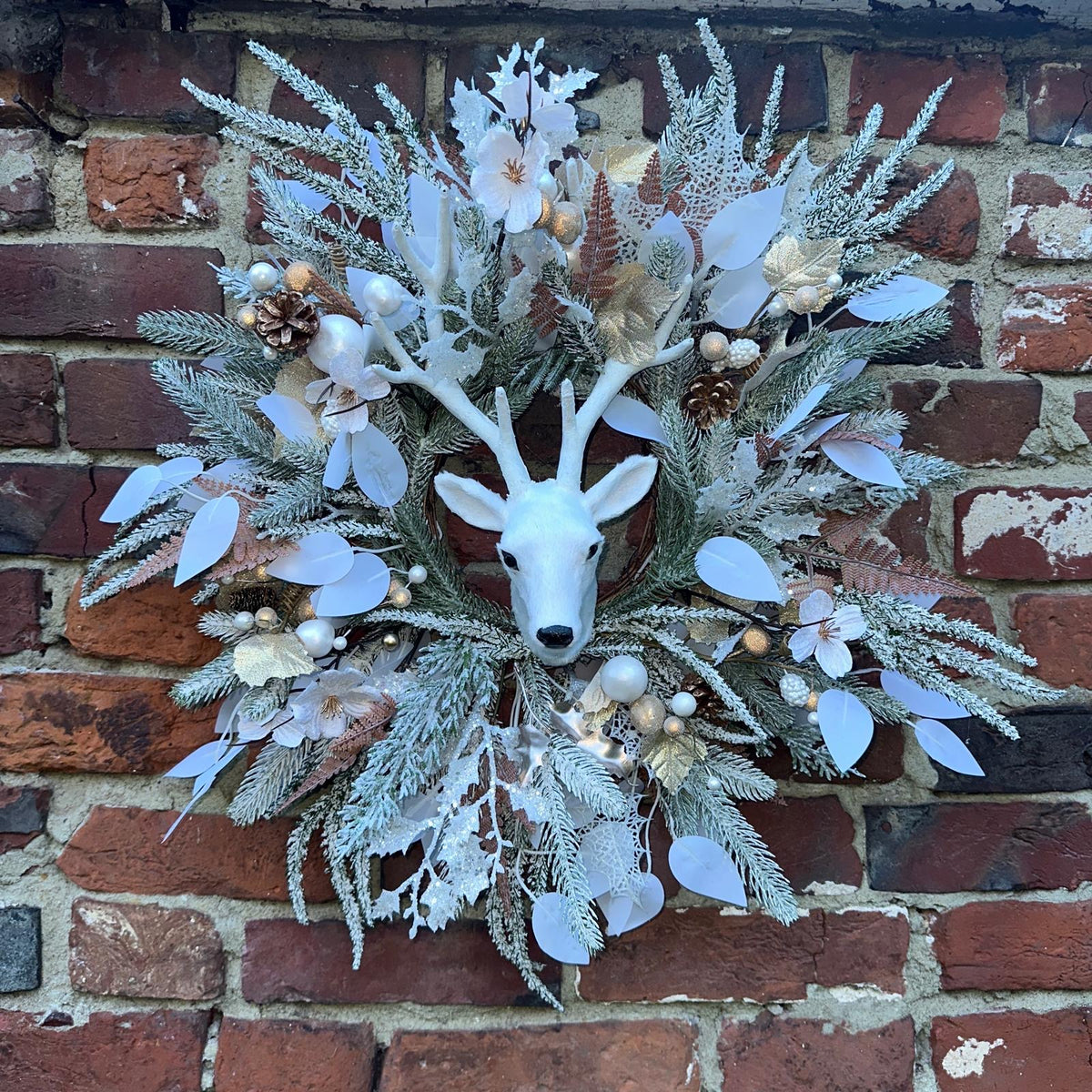 “Faline” deer head wreath. With removeable bow. Magical White,bronze & beige accents